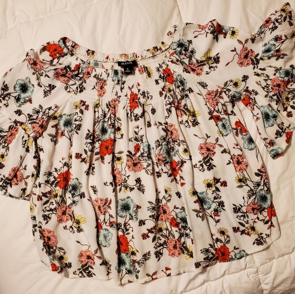 Adorable top - Picture 2 of 3